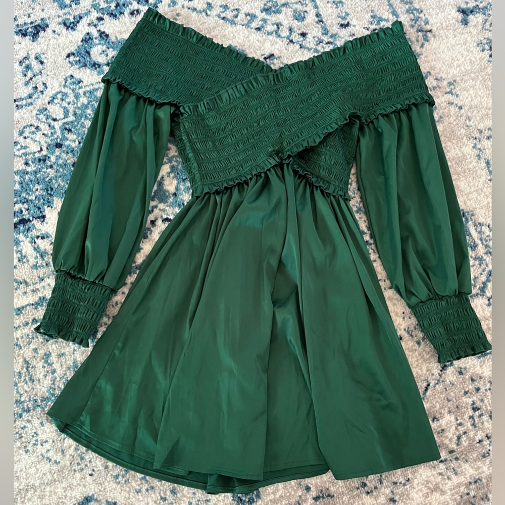 NWOT Green Off the shoulder dress holiday green size Small womens